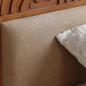 Pat din lemn masiv Geobed – design geometric sculptat, stil atemporal | Homedit