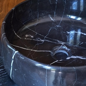 Lavoar rotund Petro din marmură naturală neagră cu inserții albe | Homedit