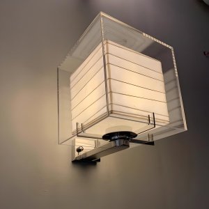 Lampa de perete Ticco – Design cubic modern din metal, sticlă și acrylic | Homedit