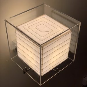 Lampa de perete Ticco – Design cubic modern din metal, sticlă și acrylic | Homedit