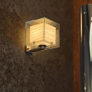Lampa de perete Ticco – Design cubic modern din metal, sticlă și acrylic | Homedit