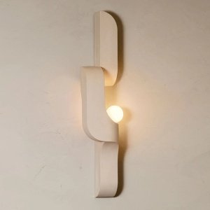 Lampa de perete Wadd – design sculptural din ceramică și alamă periată | Homedit