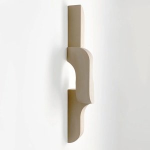 Lampa de perete Wadd – design sculptural din ceramică și alamă periată | Homedit