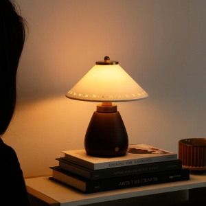 Lampă de birou Ruma din lemn masiv cu abajur textil – lumină caldă și elegantă