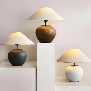 Lampa Shade – Design Elegant cu Bază Ceramică și Abajur Textil